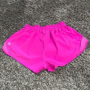 Lululemon sonic pink 2.5 inch mid rise hotty hots size 2!